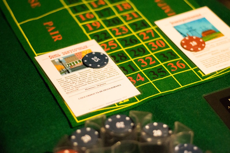 Ведущий развлекает гостей на корпоративе в Чернигове