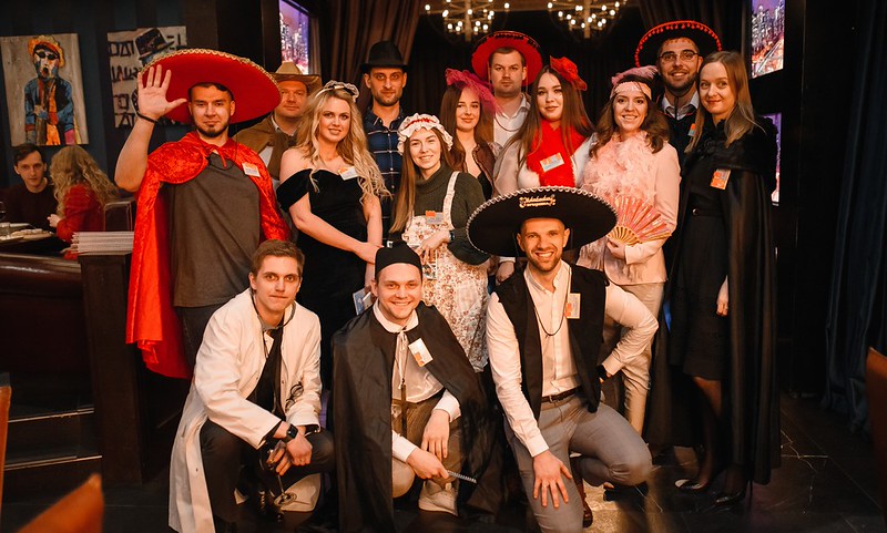 Корпоратив на Новый год в Чернигове — празднично украшенный банкетный зал